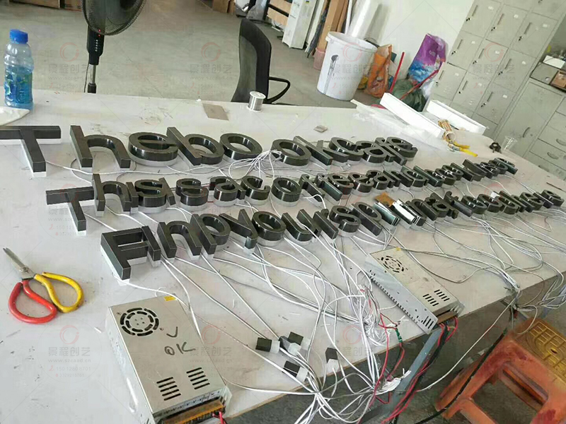 背面发光LED发光字不打灯效果
